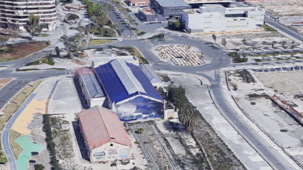Playa de vías propiedad de Adif que llegan hasta la Casa Mediterráneo.