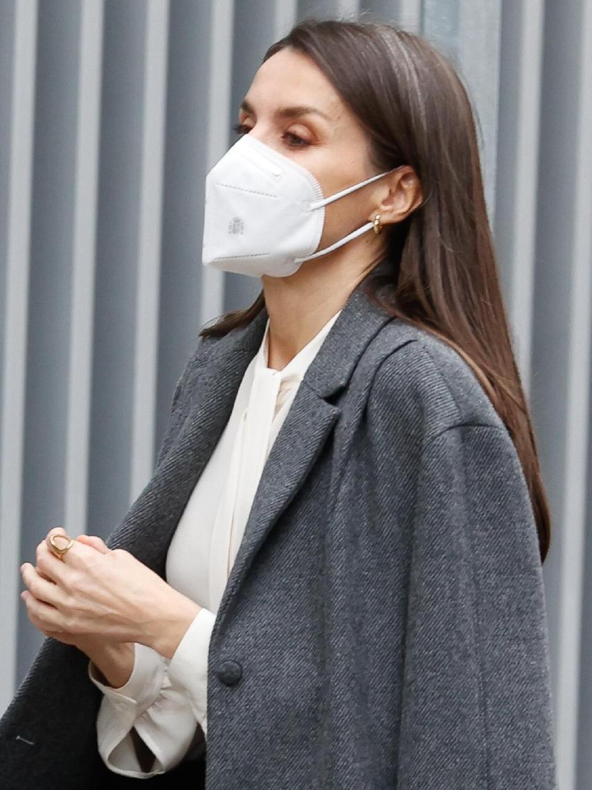 La Reina ha lucido una camisa de lazada y sus acostumbradas joyas.