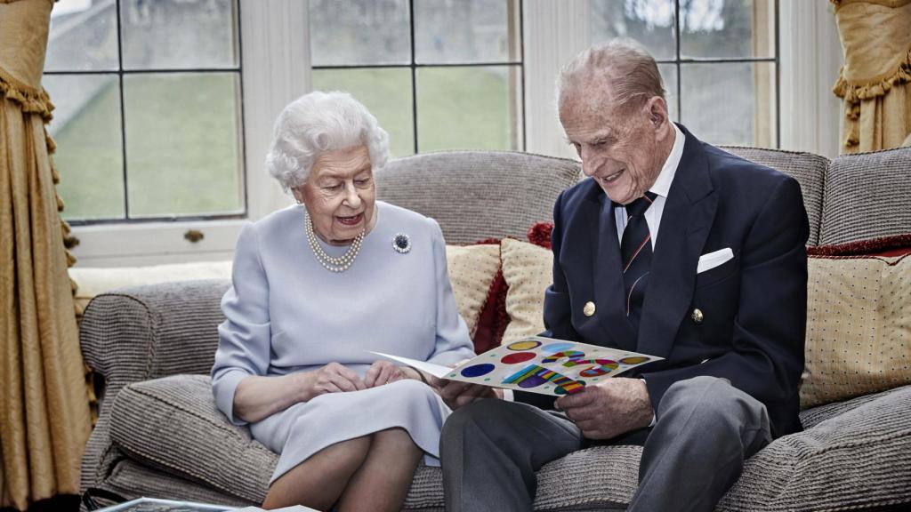 La reina Isabel y el duque de Edimburgo, durante su aniversario en el castillo de Windsor.