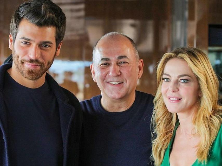 Can Yaman, junto al director del spot publicitario y la actriz italiana Claudia Gerini.