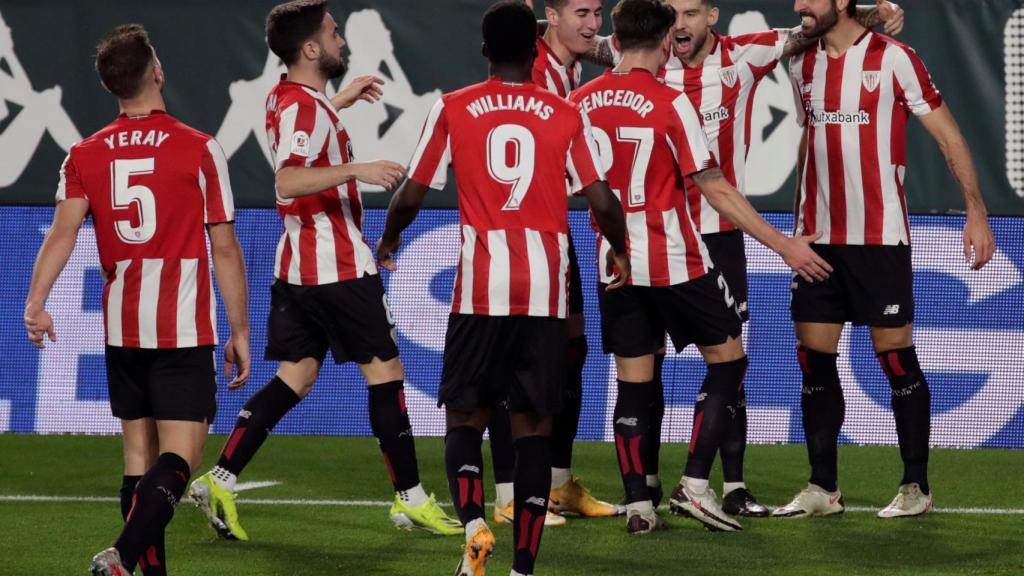 Los jugadores del Athletic celebran el gol ante el Betis