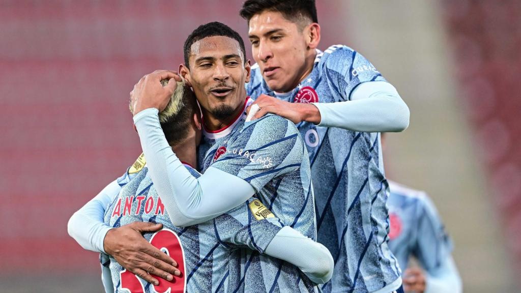 Haller celebra un gol del Ajax