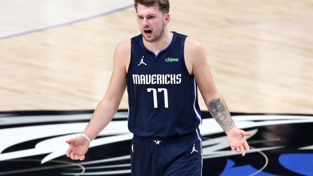 Luka Doncic protesta una decisión del árbitro