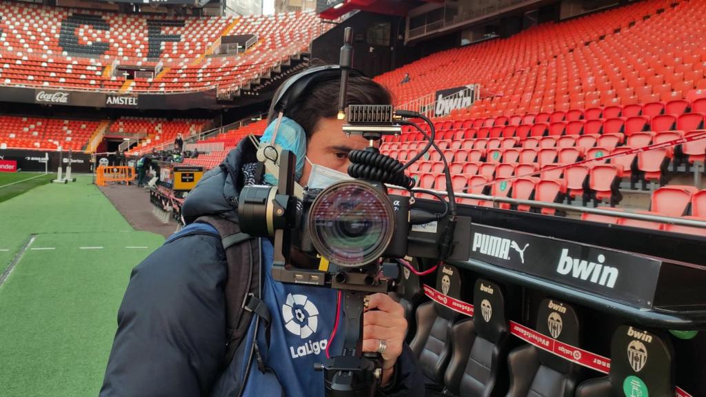 Un operador con la nueva cámara de cine de LaLiga.