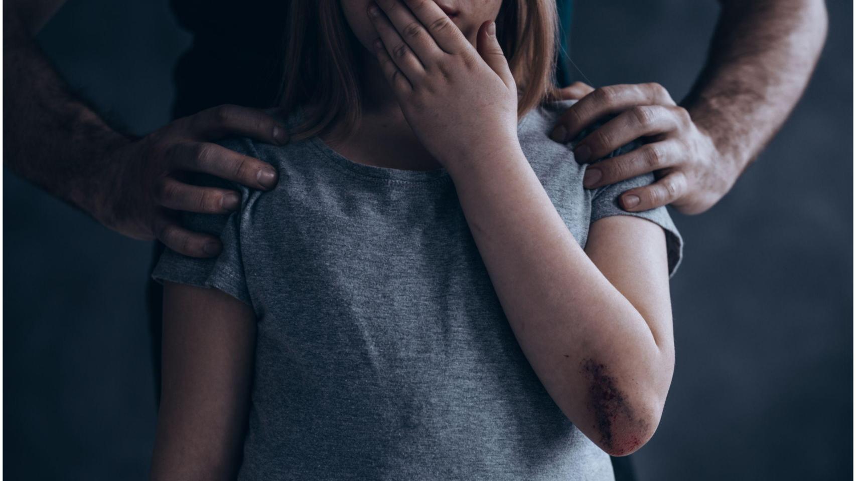 Una menor y un adulto, en una imagen de archivo.