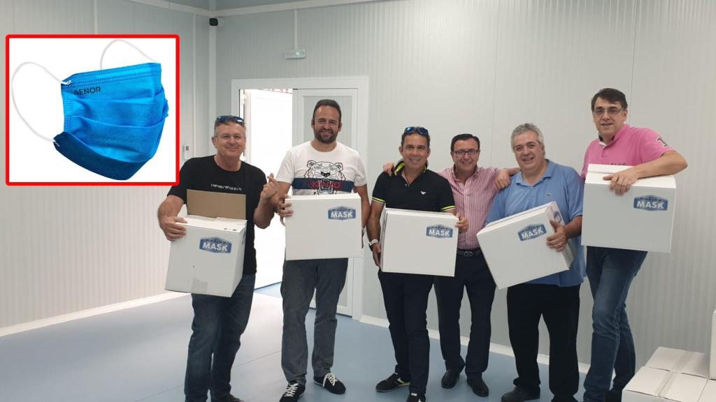 Cinco de los seis socios de Making Mask portando cajas de su mascarilla higiénicas reutilizable.