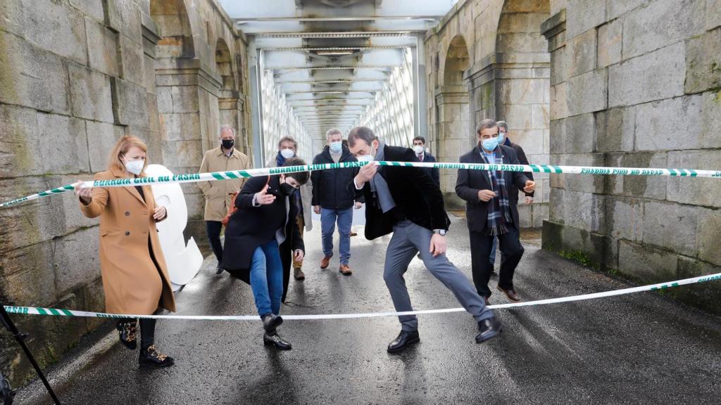 Alcaldes de la ‘raia’ del Miño protestan en el puente ‘viejo’ que une Tui y Valença.