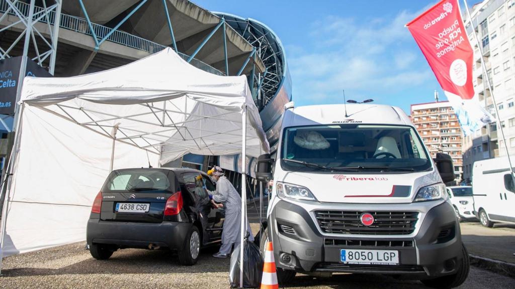 RiberaLab realiza desde hoy pruebas Covid sin bajar del coche en Balaídos (Vigo)