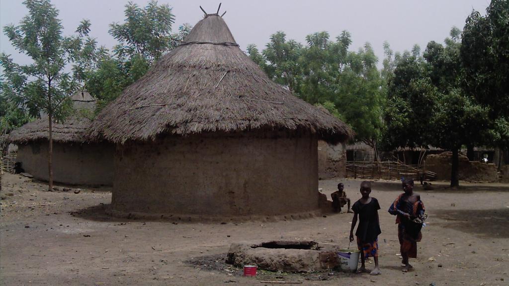 Viaje al Malí rural. Año 2009. Por aquel entonces, en poblados como éste no había electricidad ni agua potable, pero unos pocos disponían de teléfono móvil, que compartían con toda su familia. Para recargar batería debían desplazarse a la torre repetidora más cercana, a la cual las ‘telecos’ habían incorporado enchufes.