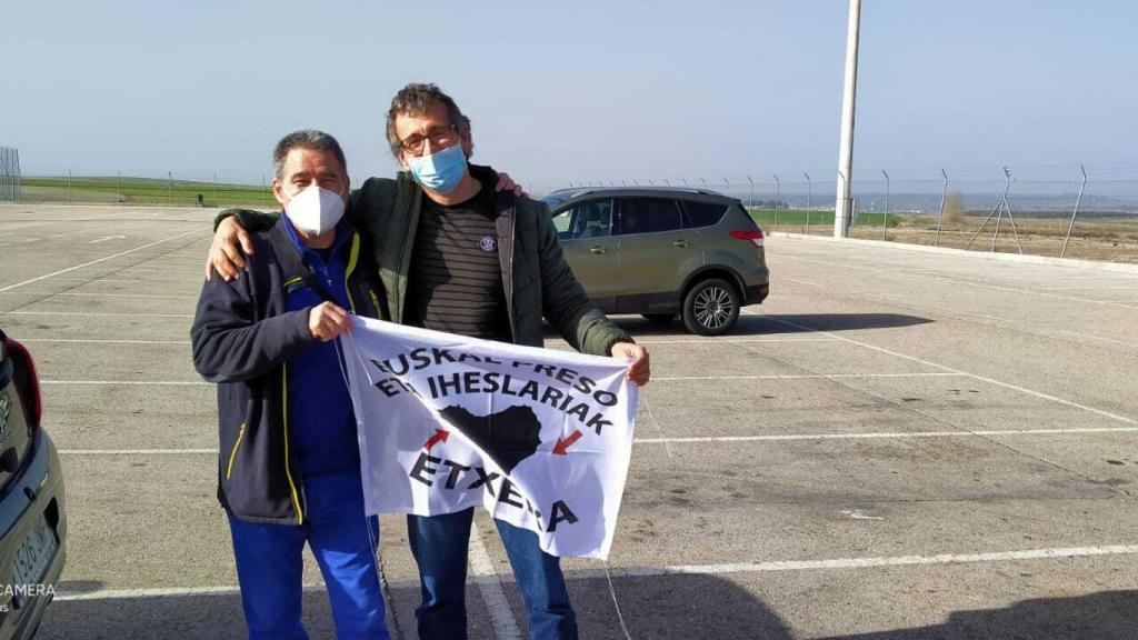 El etarra Antonio Troitiño, a la izquierda, este viernes a su salida de prisión.