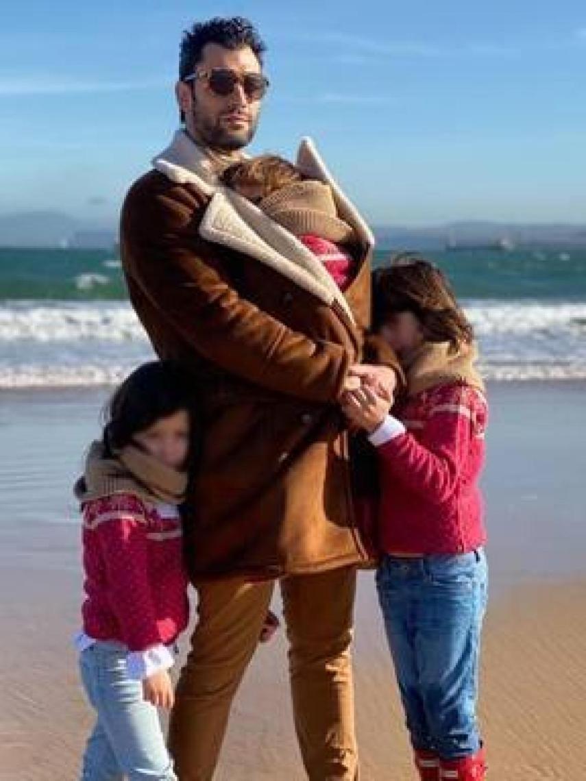 Jorge junto a sus tres hijos.