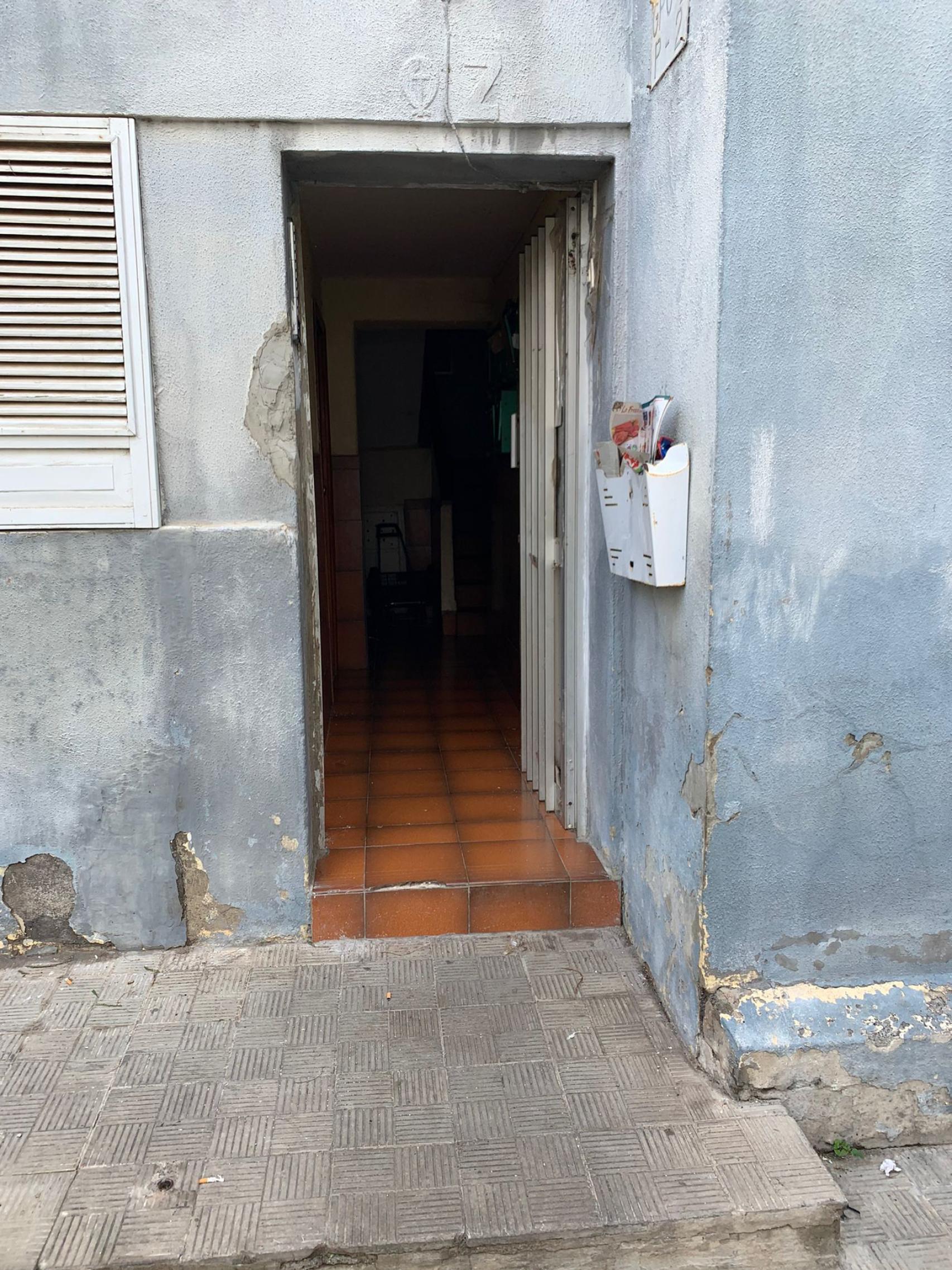 El acceso a uno de los edificios.