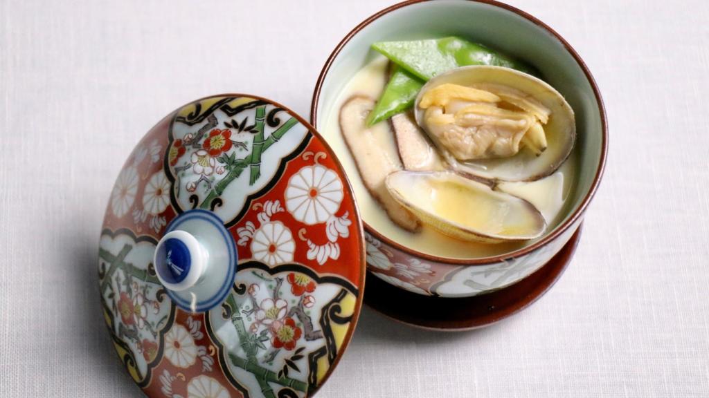 Chawan mushi con almeja japonesa, uno de los platos que prepara Yoko Hasei.