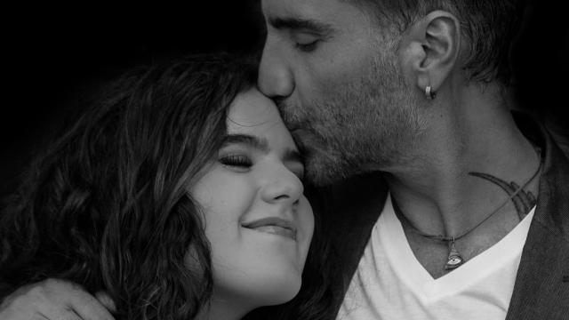 Alejandro Fernández junto a su hija Camila, que le va a convertir en abuelo primerizo.