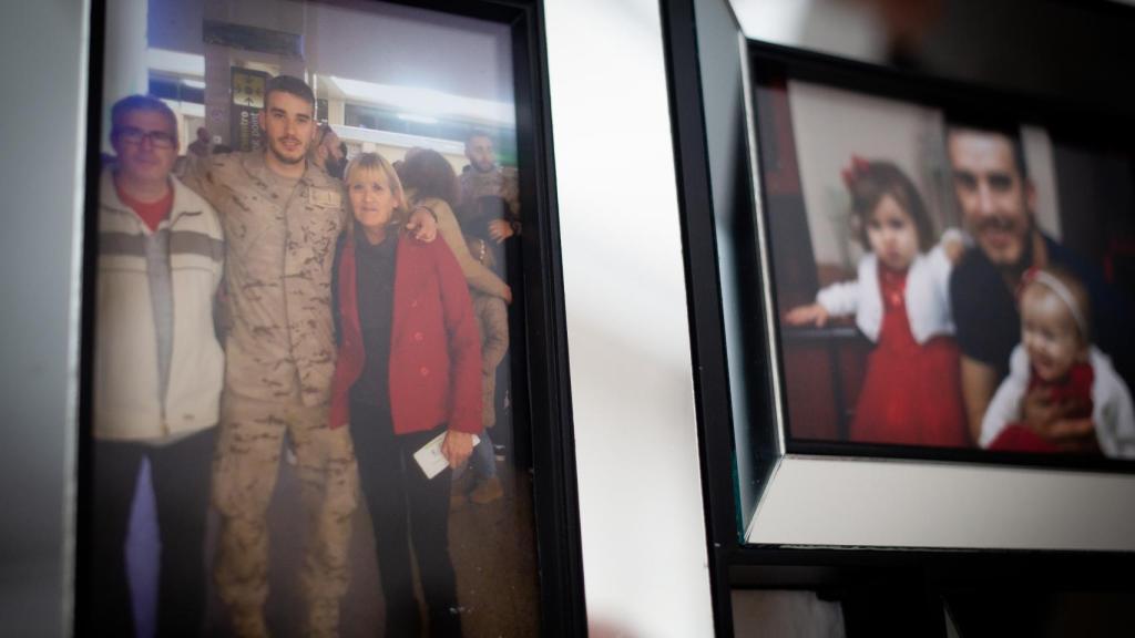 Una foto de Antonio Carrero Jiménez con sus padres, en el aeropuerto de Jerez, antes de partir a Malí.
