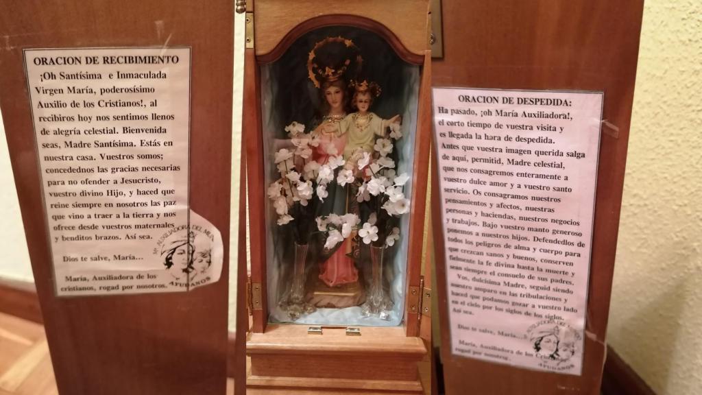 Fotomontaje con las imágenes de la capilla que sigue rotando por el barrio.