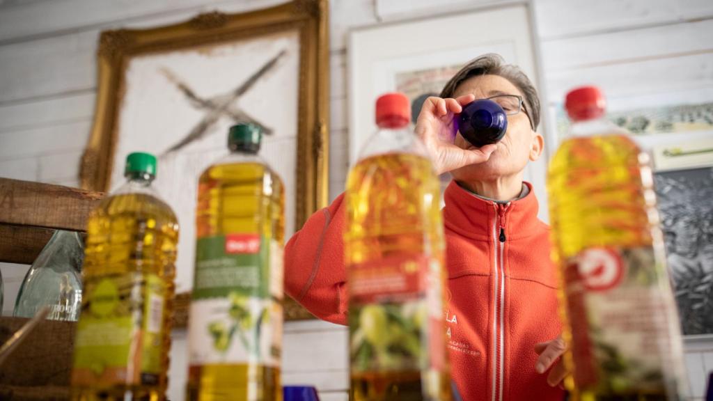 Luna Villacañas prueba uno de los aceites.