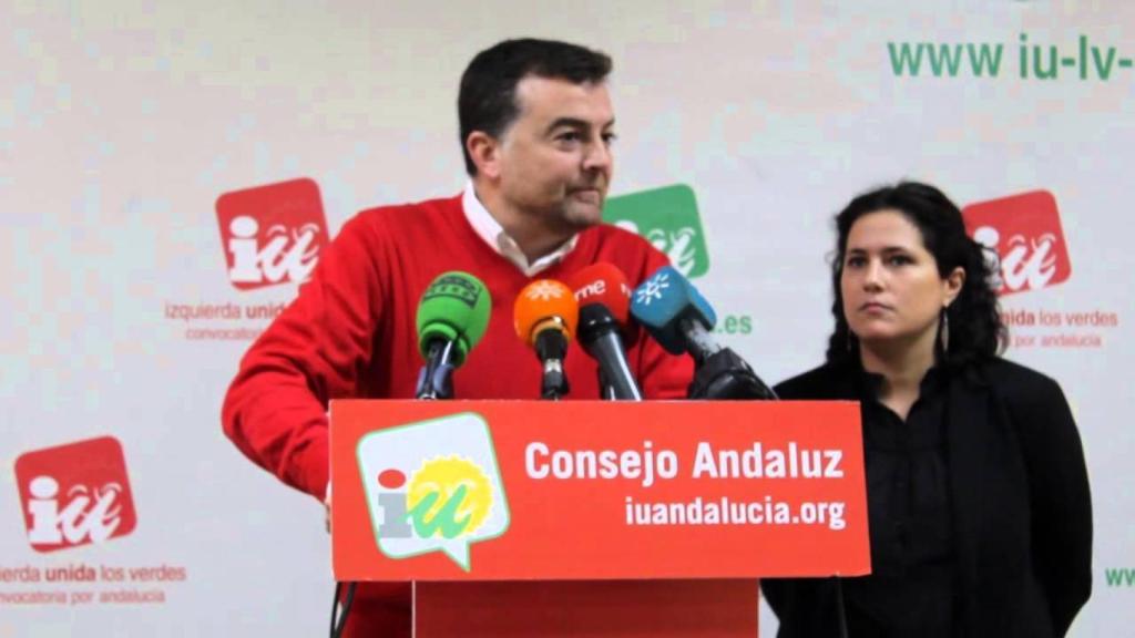 En el centro, el ex coordinador general de IULV-CA, Antonio Maíllo; a la derecha, Amanda Meyer, en una foto de 2014.