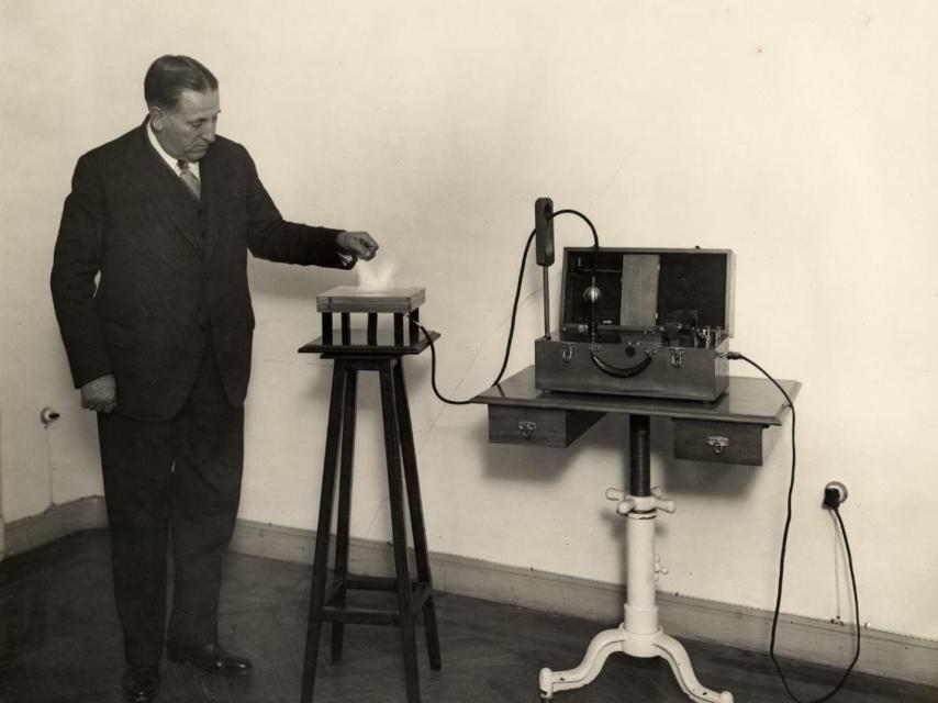 Mónico, junto a su máquina de rayos X portátil.