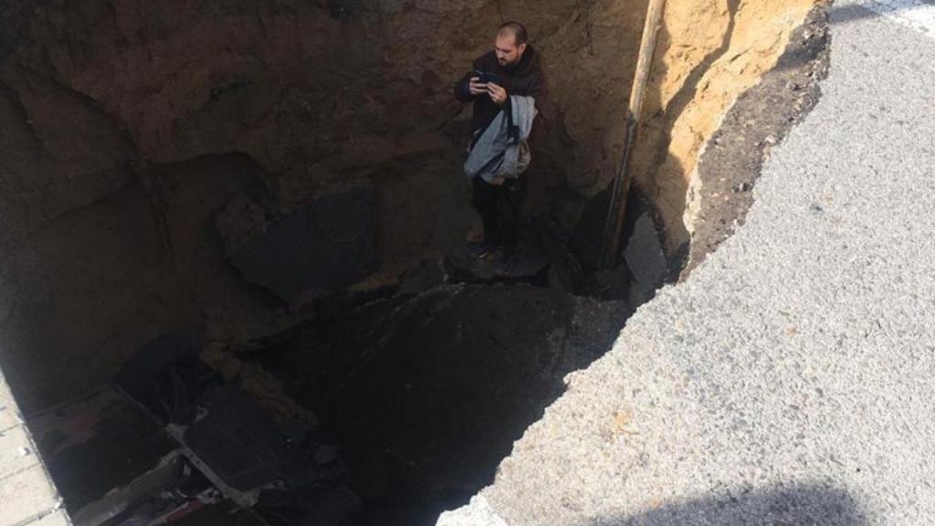 Un socavón en Majadahonda deja un herido leve tras precipitarse con su vehículo