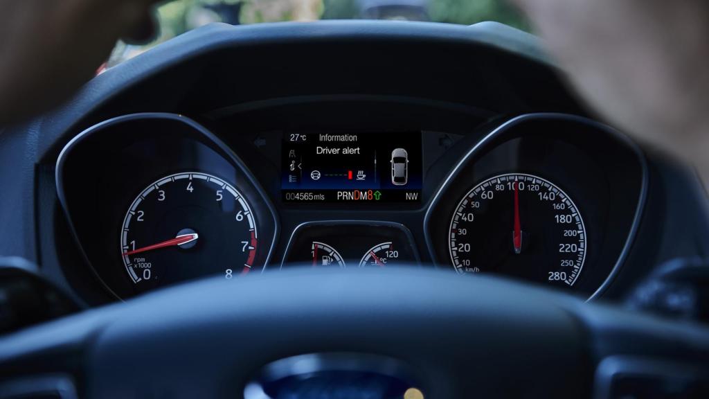 Imagen al volante de un coche.