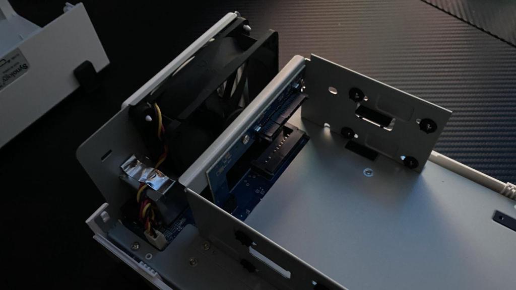 El diseño del Synology DS220j facilita mucho la instalación
