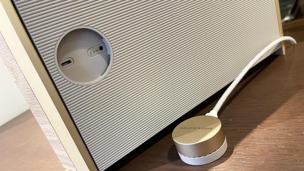 El cargador de Beosound Level de Bang & Olufsen.