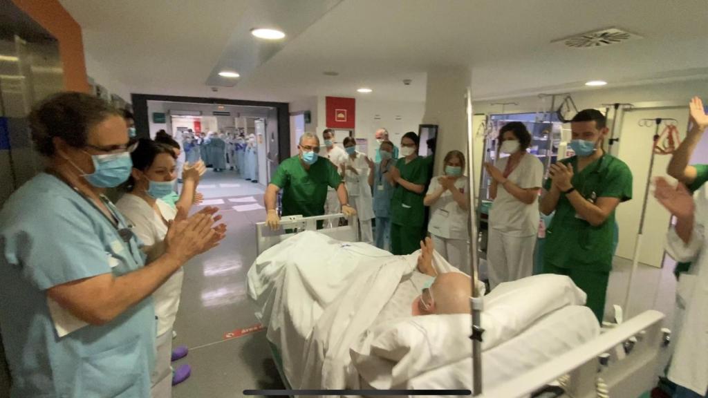 Salida de la UCI de un paciente con COVID-19 en una imagen de archivo.