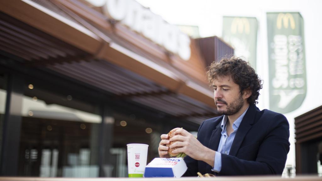 El 'catador' Jorge observa que el aspecto de la hamburguesa de McDonald's sea idóneo.