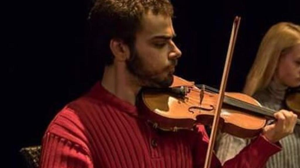 Pablo Díaz actuando con una orquesta.