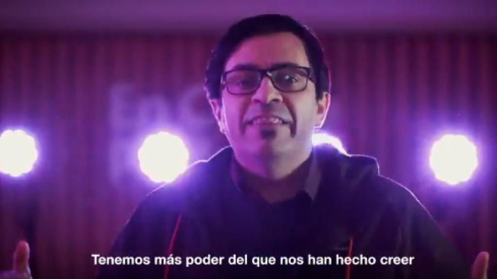 Pisarello trata de imitar a un rapero con el movimiento de sus manos