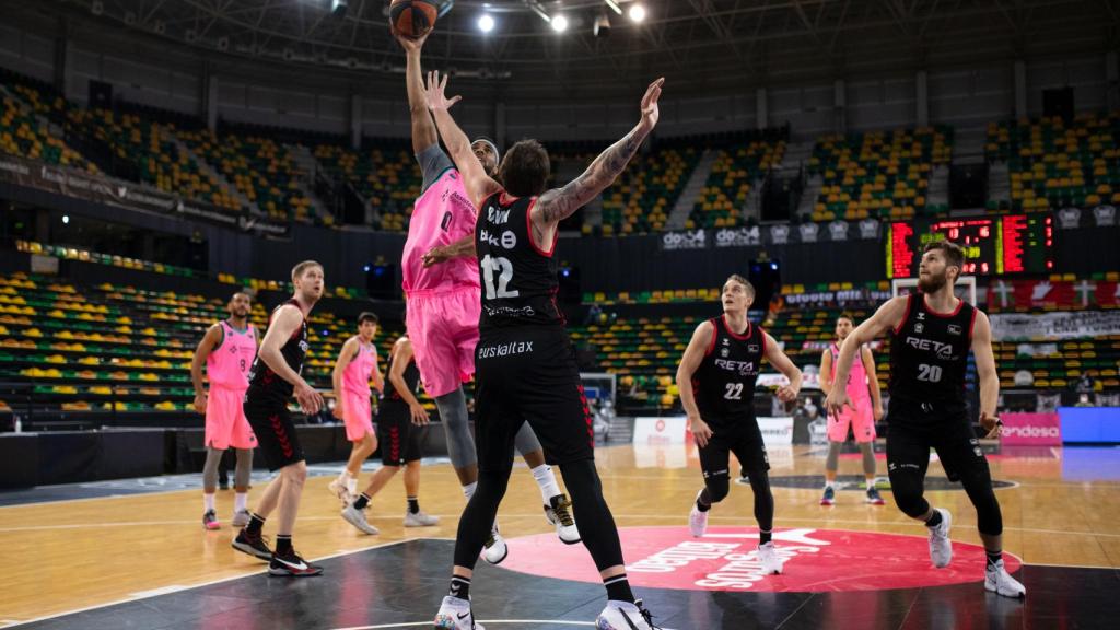 Brando David intenta anotar por encima de la defensa