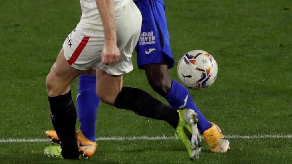 Falta de Djené sobre Ocampos, en el Sevilla - Getafe de la jornada 22 de La Liga