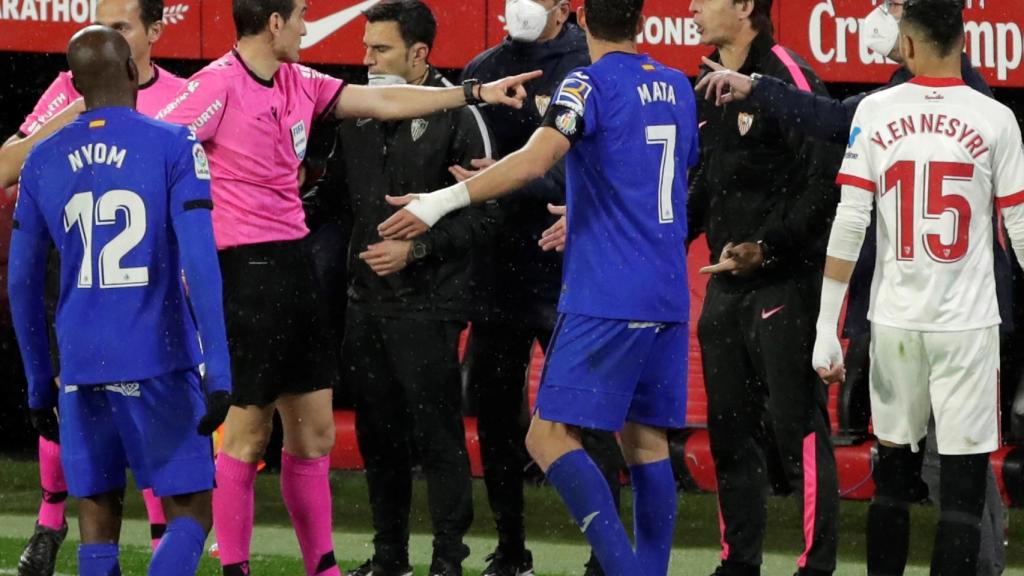 Enfrentamiento entre los banquillos del Sevilla y el Getafe