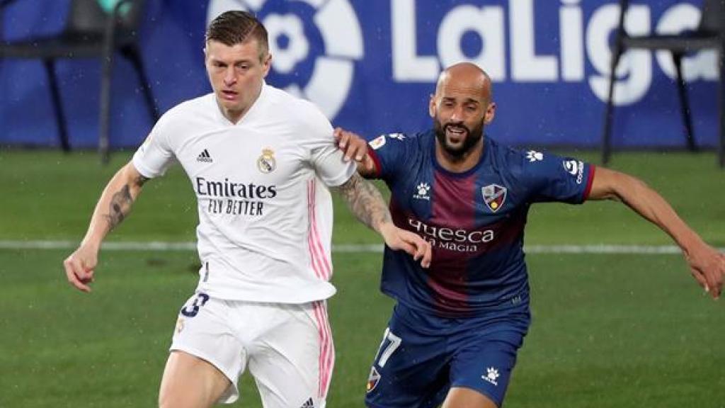 Toni Kroos controla el balón ante la presión de Mikel Rico, durante el Huesca - Real Madrid