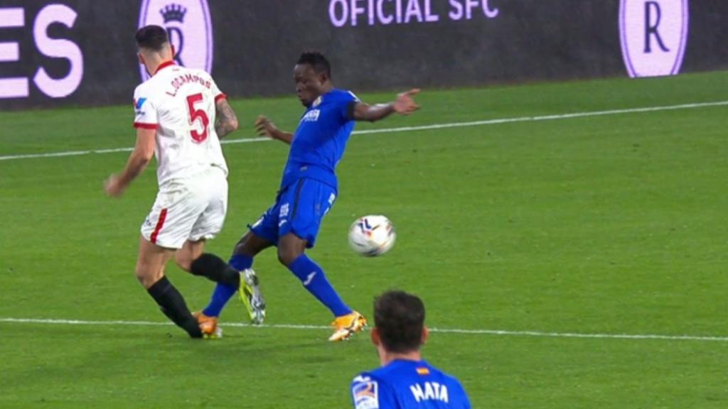 Falta de Djené sobre Ocampos, en el Sevilla - Getafe de la jornada 22 de La Liga