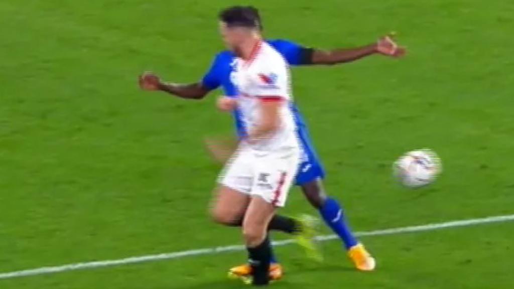 Entrada de Djené sobre Ocampos, en el Sevilla - Getafe de la jornada 22 de La Liga