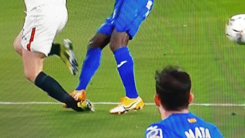 El pisotón de Djené a Ocampos, de cerca