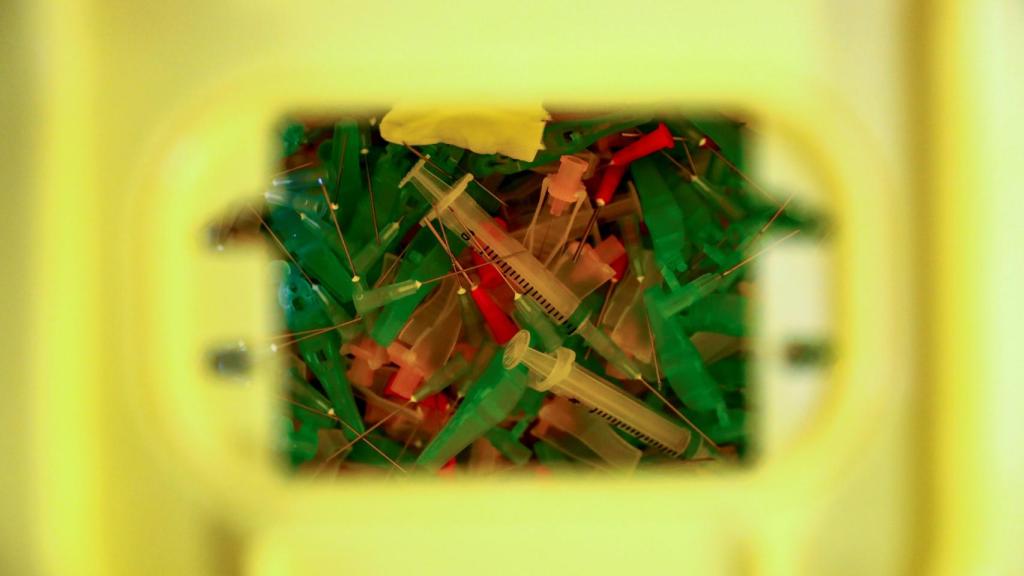 Las jeringas usadas en una caja de residuos después de haber sido utilizadas para las segundas dosis de la vacuna Pfizer-BioNTech.