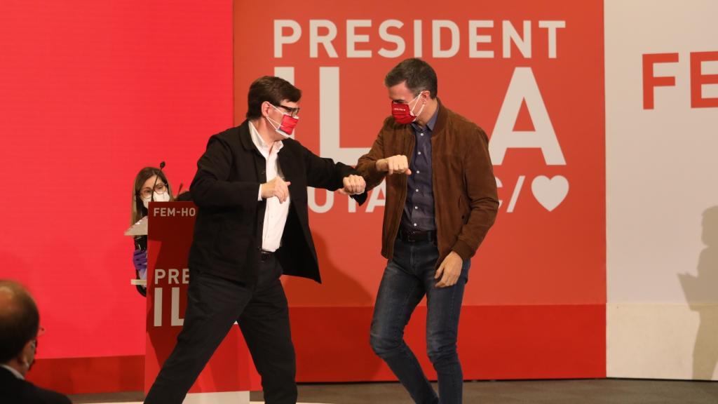 Salvador Illa y Pedro Sánchez se saludan efusivos, en el mitin de campaña en Salou (Tarragona) para el 14-F.