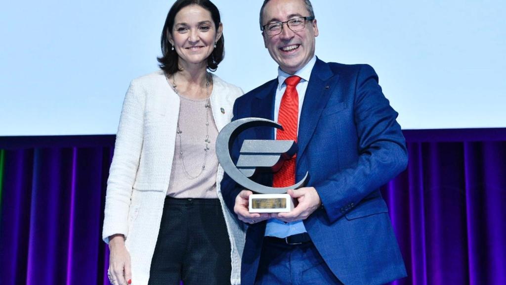 Mikel Palomera, con la ministra de Industria, Turismo y Comercio, Reyes Maroto.