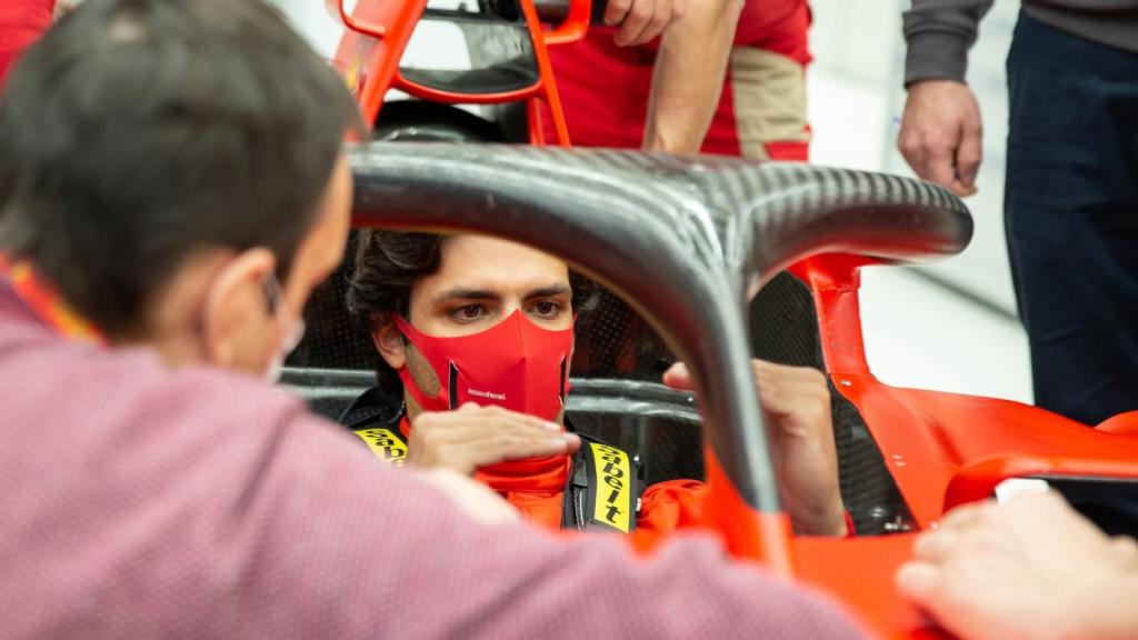 Carlos Sainz Jr. bajo la atenta mirada de Riccardo Adami
