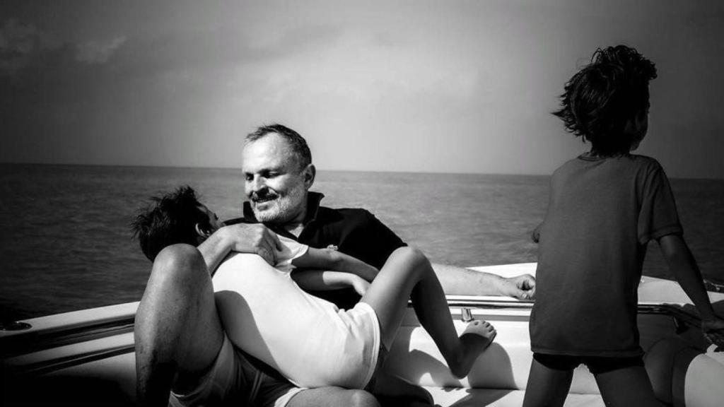 Miguel Bosé junto a sus dos hijos mayores.