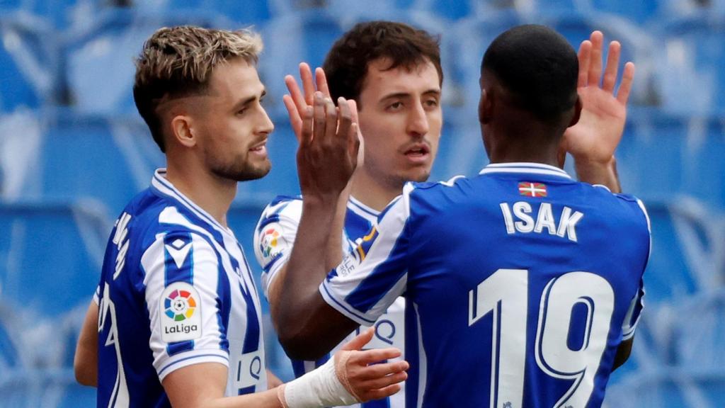 Mikel Oyarzabal y Aleksander Isak celebran uno de los goles frente al Cádiz