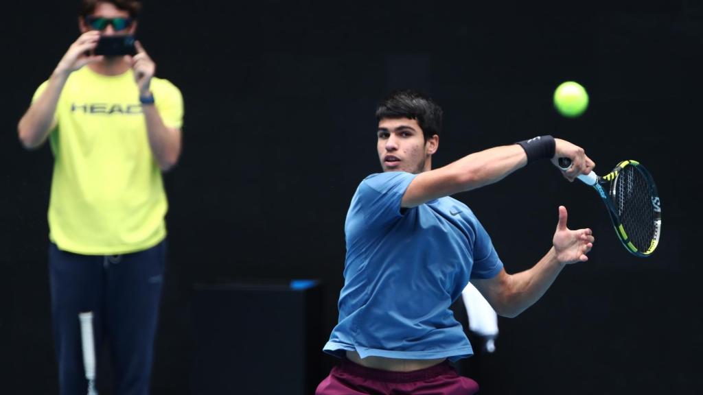 Alcaraz, durante un entrenamiento antes del Abierto de Australia.