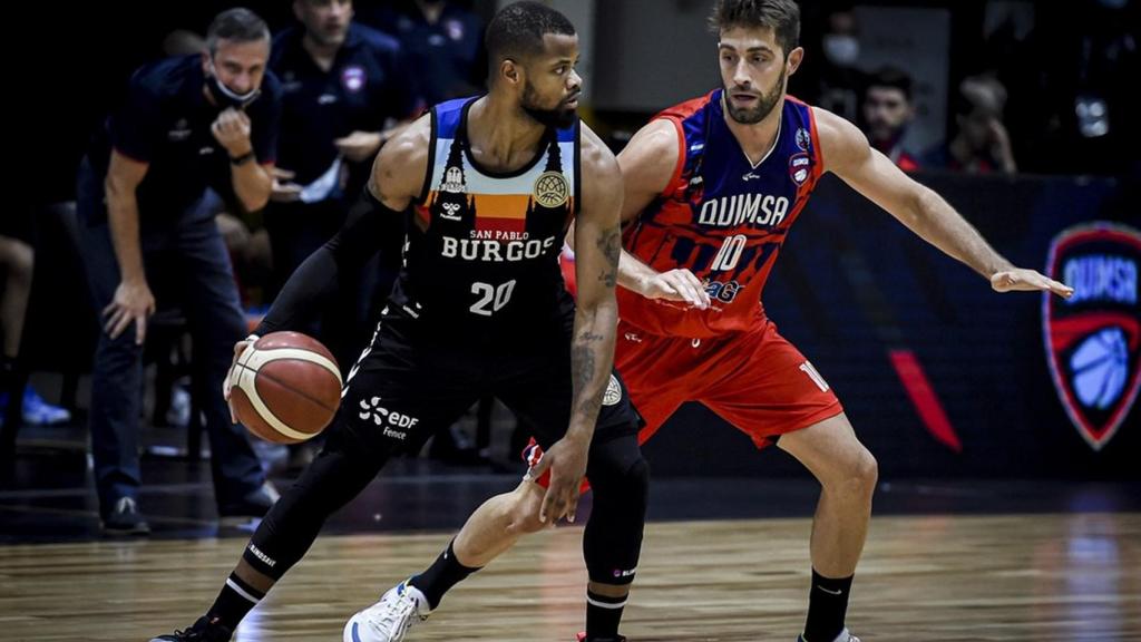 Omar Cook sube la bola en un ataque estático de San Pablo Burgos