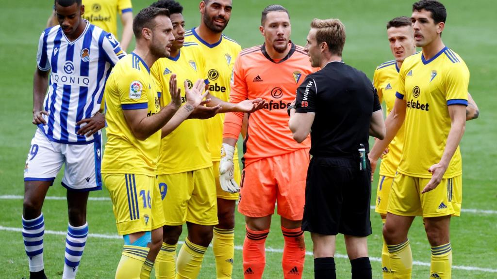 Los jugadores del Cádiz se quejan ante el árbitro Pizarro Gómez