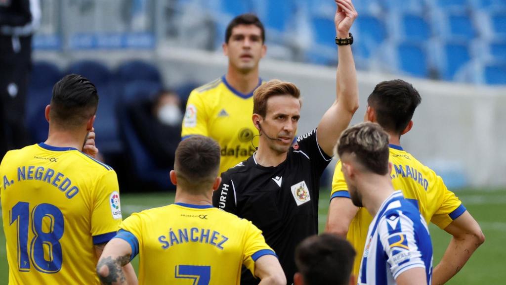 Pizarro Gómez expulsa a Marcos Mauro, jugador del Cádiz