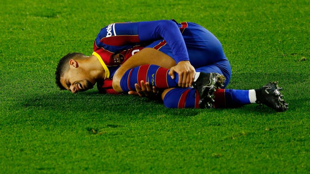 Araujo se duele en el césped del Benito Villamarín