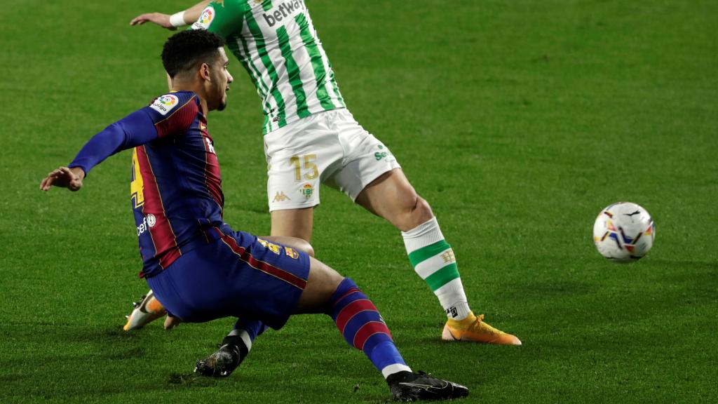 El momento justo de la lesión de Araujo frente al Betis